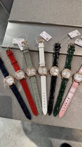 钻圈260 肖邦Chopard.一贝壳面 快乐五钻 非常精致大气的一款 每天看着钻石在表盘里转动心情都会变好 质感很好 尺寸30Mm石英