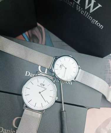 出一对男女同款的 Dw 情侣款，情侣手表， 40Mm 和 32Mm 的表盘。 全新未拆封， - 点击图像关闭