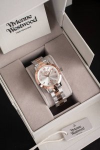 你以为手表只是看时间的工具？那你可大错特错啦！西太后手表 Vv152，绝对是打破常规的时尚神器！ 它的表盘，宛如深邃夜空，镶嵌的元素好似流星划过，瞬间点亮你的时