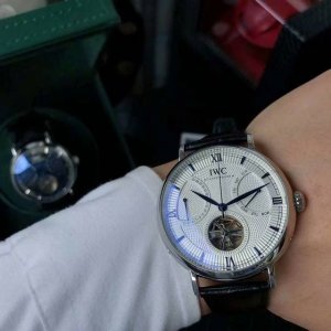 白 金 品牌:万国 多功能飞轮新品，商务休闲 奢华大气类型：精品男士腕表 新品 表带：真牛皮表带 舒适 机芯:高级机械机芯 稳定 材料：矿物质防刮镜面 高清，耐