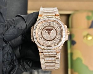 新款首推 DDD Gr重金打造经典时计 百达翡丽7021女士鹦鹉螺 满钻T砖双拼限量款 少量到货，限量供应 全身采用八心八箭天然奥宝水钻 DDD 赠送价值 旅行