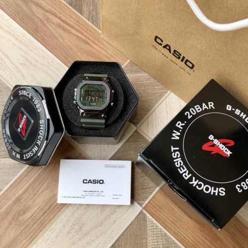 全新GM-5600及GM-5600B型號均以樹脂及G-SHOCK標誌方形錶面5600系列相同的設計，錶圈則選用不銹鋼物料。提供上乘金屬質感同時，由於錶殼和錶帶採