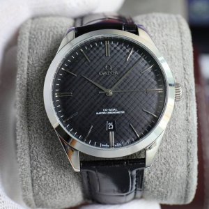 白 金 最新欧米茄碟飞系列435.13.40.21.03 1。原装一致不规则表面纹路设计，秒针分针同步原装巧妙立体压弯。 机芯 搭载专注日本原装西铁城8215自