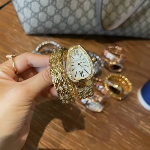 品牌：Bvlgari宝格丽 年新作棱形艺术 Serpentin Spig系列腕表 表盘：23*34Mm 机芯：瑞士石英 做工：32块与众不同尺寸的蛇身组成体，每