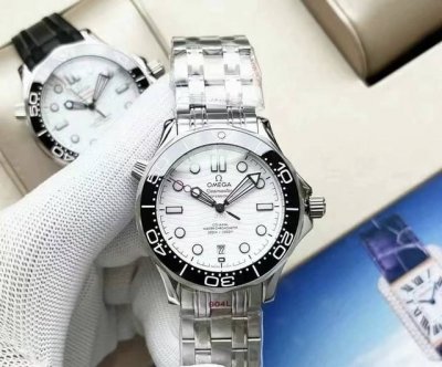 海马系列300米潜水腕表 DDD 搭载全新全自动原装坨片，0返修，走时精准，搭配拱形矿物质高硬度玻璃，壳身采用316L精钢打造，搭载原装单向旋转计时圈口，配以精