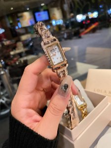 爱马仕 女款Nantucket系列 承载石英机芯 镜面17X23Mm 表带“自由散落状锚链”表壳镶嵌41颗钻石 +镶钻贝壳字面 搭配简式按扣方便佩戴 腕表显得简