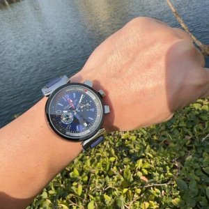 Louis Vuitton 路易威登，Tambour表款易于阅读的时计功能与纯粹的优雅相结合，令人第一眼就感受到时尚的优雅感。41.5毫米直径的精钢表壳具有Ta