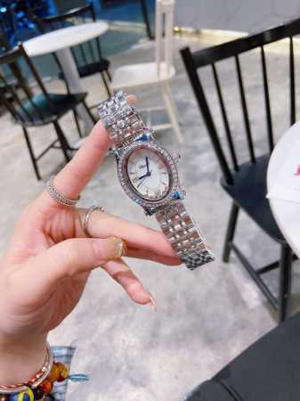 钢带 实拍 快乐钻happy Diamonds 作为萧邦最门热最畅销的系列一以直细腻的手法诠释萧邦志标性灵动钻的石概念，此系列作柔品美而时尚，新款快乐钻的口圈弧 - 点击图像关闭