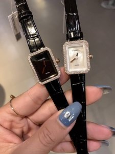 白 金 实拍 香奈儿 最新款 小号 Première 腕表的八角形轮廓与巴黎芳登广场的形状如出一辙。这一隽永恒久、堪称完美设计典范的建筑与腕表柔美妩媚的特质相互