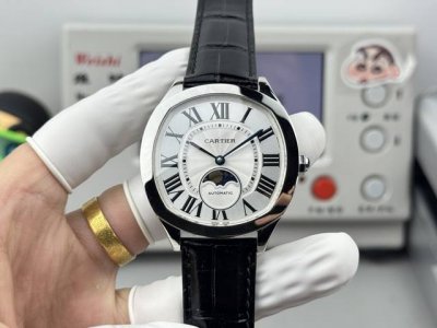 卡地亚Drive De Cartier系列腕表。以典雅肃穆的枕形设计搭配利落大方的线条布局，尽显男儿阳刚不屈的魅力。 表壳 腕表数据40Mmx41Mmx12.5