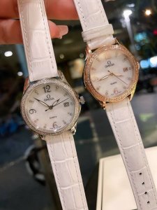 白 金 钢带20 欧米茄-Omega 女士腕表 进口石英机芯 316L精钢表壳 直径36Mm厚8Mm该款腕表备受女性喜爱，在不同的场合映耀着她们各自的独特个性与