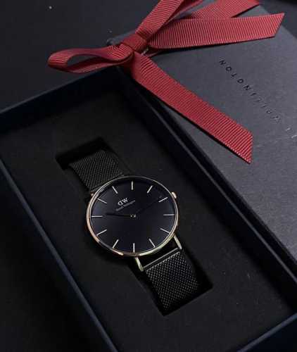 Dw手表｜简约轻奢 高级最近生日家里人送了块手表 就是这款Dw手表表身整体是暗色系很低调 但上面的细节做工 有显得很高级 可以说是低调而不简单了 干净的表盘很有