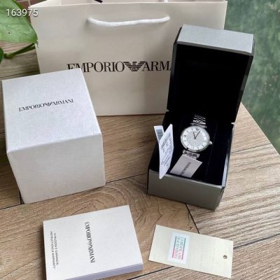 原单 ，Armani 阿玛尼满天星女士手表型号Ar1925 满天星！表盘直径32Mm 316精钢表带。阿玛尼满天星的钻采用进口施华洛世奇水晶钻，普钻的直径p p