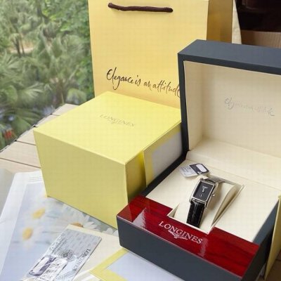 浪琴表黛绰维纳系列！官网最新款上市啦！20.80 X 32 Mm 石英女士腕表！无刻度设计，6点方向为小秒针，气质百搭不出错！ 美丽动人！焕新演绎方寸姿态！！