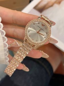 阿玛尼 时尚最新款简约时尚时装表精美名媛气质.耐磨镜片.. 石英机芯多种颜色选择 尺寸32Mm