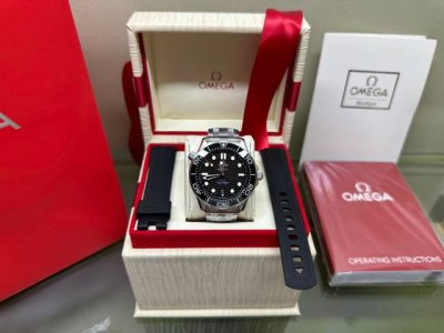 欧米 . 家海马 米 42Mm 潜水表 ，陶瓷表盘，陶瓷圈上的刻度和字 采用“白珐琅”工艺 不易变黄 有光泽，搭配自产8800机芯，性能稳定 DDD