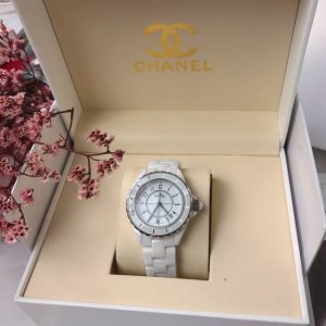 香奈儿 Chanel J12系列n表径：表扣：三重折叠原装扣 背透：密底 表壳材质：陶瓷n表盘材质：陶瓷精钢 表镜材质：水晶玻璃 表冠材质：精钢，旋入式精钢表冠