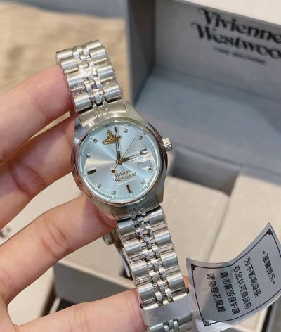 西太后真的每一款手表都戳中我.... 不同的颜色可以运用不同四季！ 真的太爱买手表了！ 碎冰蓝，夏日清凉即视感，戴上就有股淡淡的清凉气息 颜色巨好看！巨喜欢..