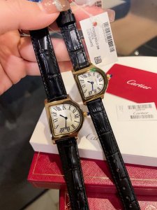 白 金 是腕表，也是座钟。卡地亚 Cpc 黄金桌铃 Cloche 是卡地亚制表史上产量最少的几款设计之一，诞生于1920年的钟形腕表设计，在百年间仅有十数次发行