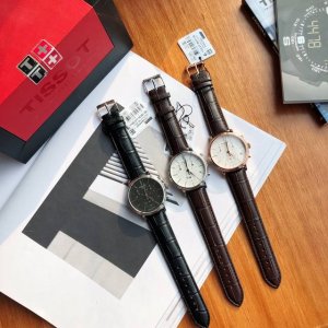 原盒:50 专柜最新款 独家发售。天梭t122卡森系列男表。简约表盘设计，表径40Mm，8毫米超薄表盘，上手舒适！简单优雅的设计深受消费者喜爱，蓝宝石玻璃，31