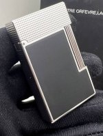 品牌：最新款式 S.T.Dupont 法国都彭黑磨砂巴黎钉限量款朗声精品打火机一机一码 等级：专柜品质 银色 设计高端大气，其产品本身强调内涵与品味，当您的手指