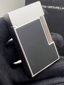 品牌：最新款式 S.T.Dupont 法国都彭黑磨砂巴黎钉限量款朗声精品打火机一机一码 等级：专柜品质 银色 设计高端大气，其产品本身强调内涵与品味，当您的手指