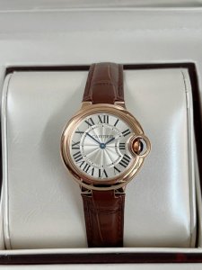 品牌：卡地亚 Cartier 机芯：瑞士进口石英机芯 原装1：1复刻 33Mm、凸面弧形表壳，蓝宝石玻璃，扭索雕纹表盘，剑形指针，在卡地亚制表世界中，Ballo