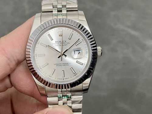 劳力士Rolex 单历 日志型系列 41Mm 直径41Mm 机芯搭载全自动机械机芯 圈口劳力士Ringcommand三角坑纹 光圈 镜面防刮蓝宝石玻璃镜面 材质