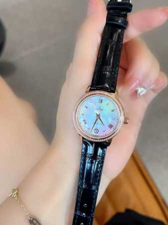 玫金 .钻+20 OMEGA欧米茄碟飞系列27mm32mm女士石英腕表！吸引了众多忠实支持者。此系列表款风格简约，外观雅致华美，彰显着引人瞩目的隽永美感低调朴实 - 点击图像关闭