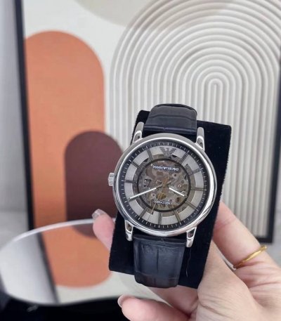 不吹不黑，作为送男友的礼物，阿玛尼Ar1981值得入手，但也有小细节要注意，优点很突出，外观真的抗打，简约大气的设计，男生戴显成熟稳重，不管是职场还是日常都百搭