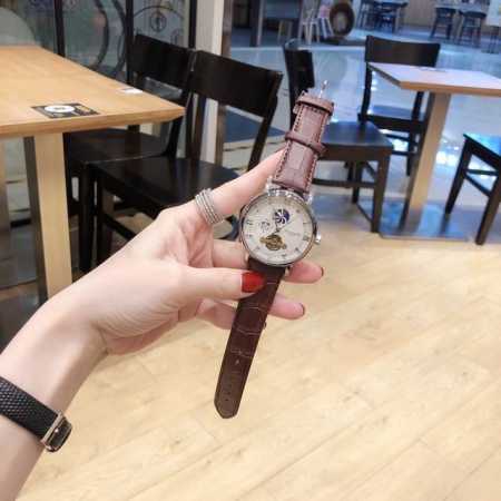 百达翡丽 Patek Philippe 精品男士腕表，飞轮搭载月相设计，尊贵大气，绅士风范，卓越品质，热卖全城。采用全自动机械机芯，进口小牛皮表带，矿物质超强镜 - 点击图像关闭