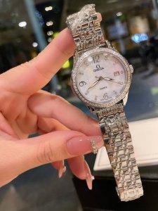 白 金 钢带20 欧米茄-Omega 女士腕表 进口石英机芯 316L精钢表壳 直径36Mm厚8Mm该款腕表备受女性喜爱，在不同的场合映耀着她们各自的独特个性与
