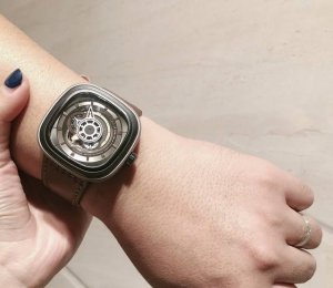 Seven Friday｜七个星期五M202实测 型号：M202 表盘：47Mm 上手效果非常好，完全不挑手 棕色表带配表盘玫瑰金配黑色，非常有质感！