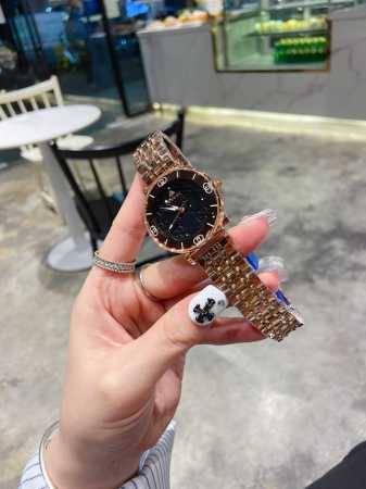 钢带 最新款gucci古驰g-Timeless系列，毫米石英女表，传统的中国红喜庆款、以全息图效果打造三维立体感，让人一见倾心、目光难移。表面特别饰有gucci - 点击图像关闭