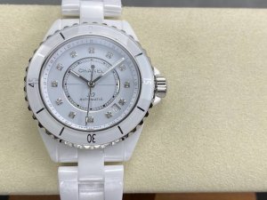 Bv+ 匠心之作 香奈儿J12腕表“换芯”献礼20周年 最新版本细节 1表壳简化为38Mm毫米男女通杀单一尺寸 2边缘凹槽从老款30增加至40个，使表盘显得更宽