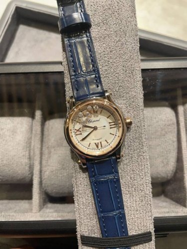 三个尺寸齐全 快乐钻Happy Diamonds 作为萧邦最门热最畅销的系列一以直细腻的手法诠释萧邦志标性灵动钻的石概念，此系列作柔品美而时尚，新款快乐钻的口圈