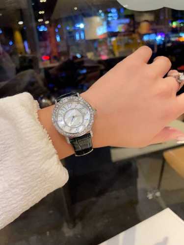 全新宝珀ladybird女装系列钻石舞会腕表闪耀发布！舞会第一曲：森林绿、象牙白、梦幻紫、高级黑、浅湖绿、夕阳红的炫彩表带，搭配着35Mm表壳，白色珍珠母贝表盘
