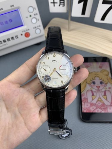 Zf 葡萄牙系列7天动能机械腕表 型号Iw500713。葡萄牙系列诞生于20世纪30年代，设计堪称典范，不仅尺寸醒目，更饰有简约的阿拉伯数字时标，纤细的柳叶形指