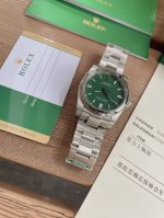 劳力士蚝动新款来啦糖果盘色，每一只都那么漂亮迷人，再也不是想象中的老气做派。表盘3点、6点和9点特别加入了“双杠”数值显示，配合缩小的规格，31Mm款式在表盘颜