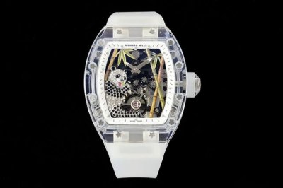 richard Mille 熊猫吃金竹 水晶Rm26-01陀飞轮腕表 栩栩如生的熊猫身上镶嵌着闪闪发亮的宝石，休闲咀嚼着翠竹，犹如一幅画，精致、生动、逼真。 曲