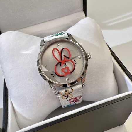Gucci G- Timeless 系列w碗表，为了庆祝兔年，品牌推出色彩靓丽的全新设计腕表，表盘直径为38 Mm，精钢表壳，玻璃上饰有gucci兔子印花，皮 - 点击图像关闭