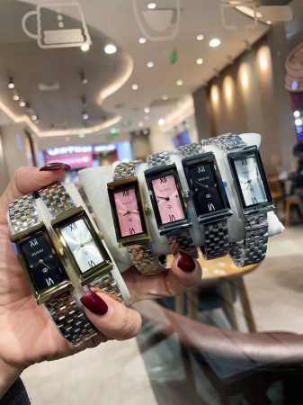 Gucci古驰女表 G-Frame系列腕表,采用优雅长方形表壳，巧妙融合典藏细节与现代时尚美学。巧妙搭配饰钻石粉色表盘，罗马数字时标，银色 间金色钢表链可自调尺 - 点击图像关闭