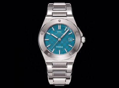 Factory Iwc 万国 工程师自动腕表40重磅亮相 表壳与表链经多层次拉丝工艺，抛光和缎面处理，表圈通过五颗多边形螺丝固定于表壳衬圈，并采用棋盘式表盘设计