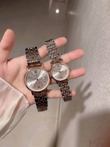白壳 玫 钢带加20 实物拍摄 品牌： 浪琴-Longines 类型：情侣对表 表壳：316精钢 做工优质 表带：进口小牛皮 316精钢 两种可选 机芯：进口石