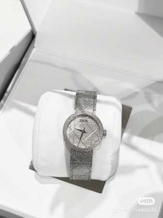 金白同价 迪奥la D My Dior Cd04111X1248 Cd04115X1251系列腕表。优美的弧线设计，搭配两枚利落指针、便以其极简之风，成为迪奥的 - 点击图像关闭