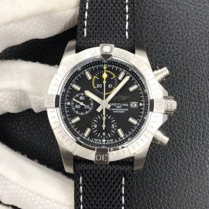 百年灵复仇者计时码表Avenger Chronograph 43 精钢表壳经哑光拉丝处理，是一枚颇为低调内敛的飞行员表，提供计时码表及日历功能。表盘可选蓝色或黑