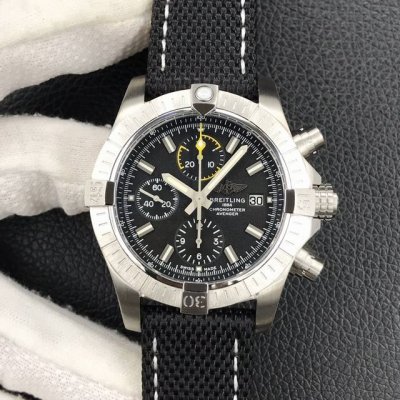 百年灵复仇者计时码表Avenger Chronograph 43 精钢表壳经哑光拉丝处理，是一枚颇为低调内敛的飞行员表，提供计时码表及日历功能。表盘可选蓝色或黑