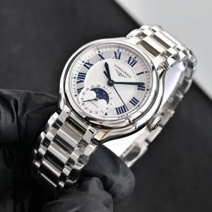 浪琴全新款心月星辰腕表 璀璨星辰，腕间永恒 让每个抬手都是高光时刻 晶莹美钻环绕表盘，如星辰坠入眼眸 白色搭配银色表盘层次分明，如同月光光晕，温和宁静，低调中透