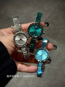 施华洛世奇Swarovski这款美丽的首饰风时计以水晶凸显佩戴者的优雅气质。25 Mm表壳采用不锈钢材质打造，表圈镶嵌 20 颗长方形切割 ，表冠内则镶嵌单颗仿