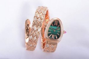 品牌：宝格丽2025年新作棱形艺术 Serpentin Spig系列腕表 表盘：23*34Mm 机芯：瑞士石英 做工：32块与众不同尺寸的蛇身组成体，每一块都是